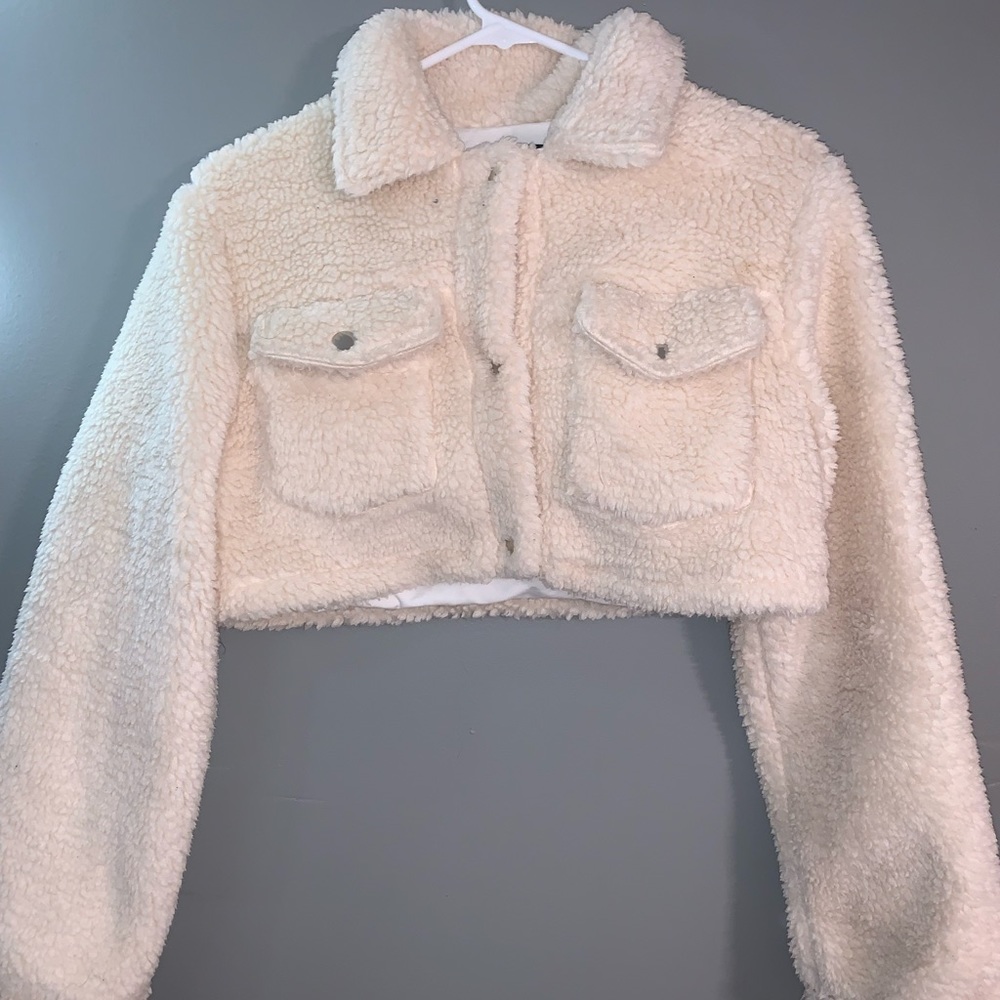 White/Cream colored//cropped jacket//w buttons